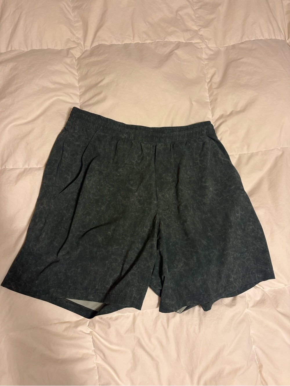 Lululemon dark green with granite design pacebreaker in 7in. inseam size L